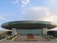 开幕式在乌鲁木齐国际会展中心举行