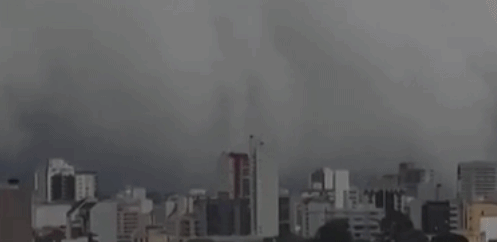城市几乎被吞没 巴西南部现奇异天象巨型“滩云”