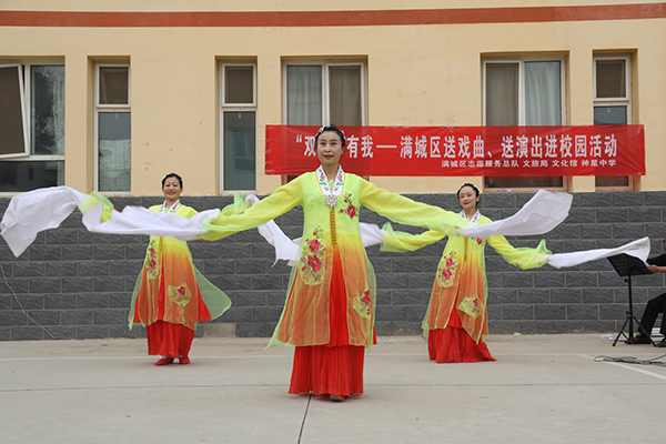 保定市满城区：戏曲进校园 传承在身边_fororder_满城区送戏曲进校园开场舞蹈 摄影 张丽娟