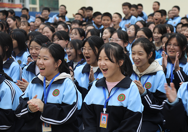 保定市满城区：戏曲进校园 传承在身边_fororder_神星中学学生连连拍手鼓掌 摄影 张丽娟
