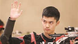 盛李豪击落男子10米气步枪金牌