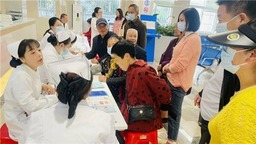 黄冈市中心医院开展重阳节健康义诊活动