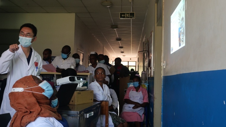 援外日记｜乌干达医护感受到了微创手术的优势与魅力