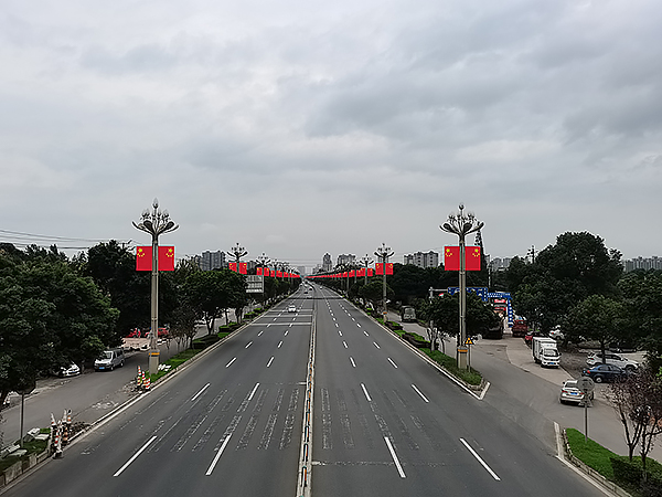 成都市城管委开展2023年国庆节城市氛围营造国旗悬挂工作_fororder_道路照片-供图-成都市城管委