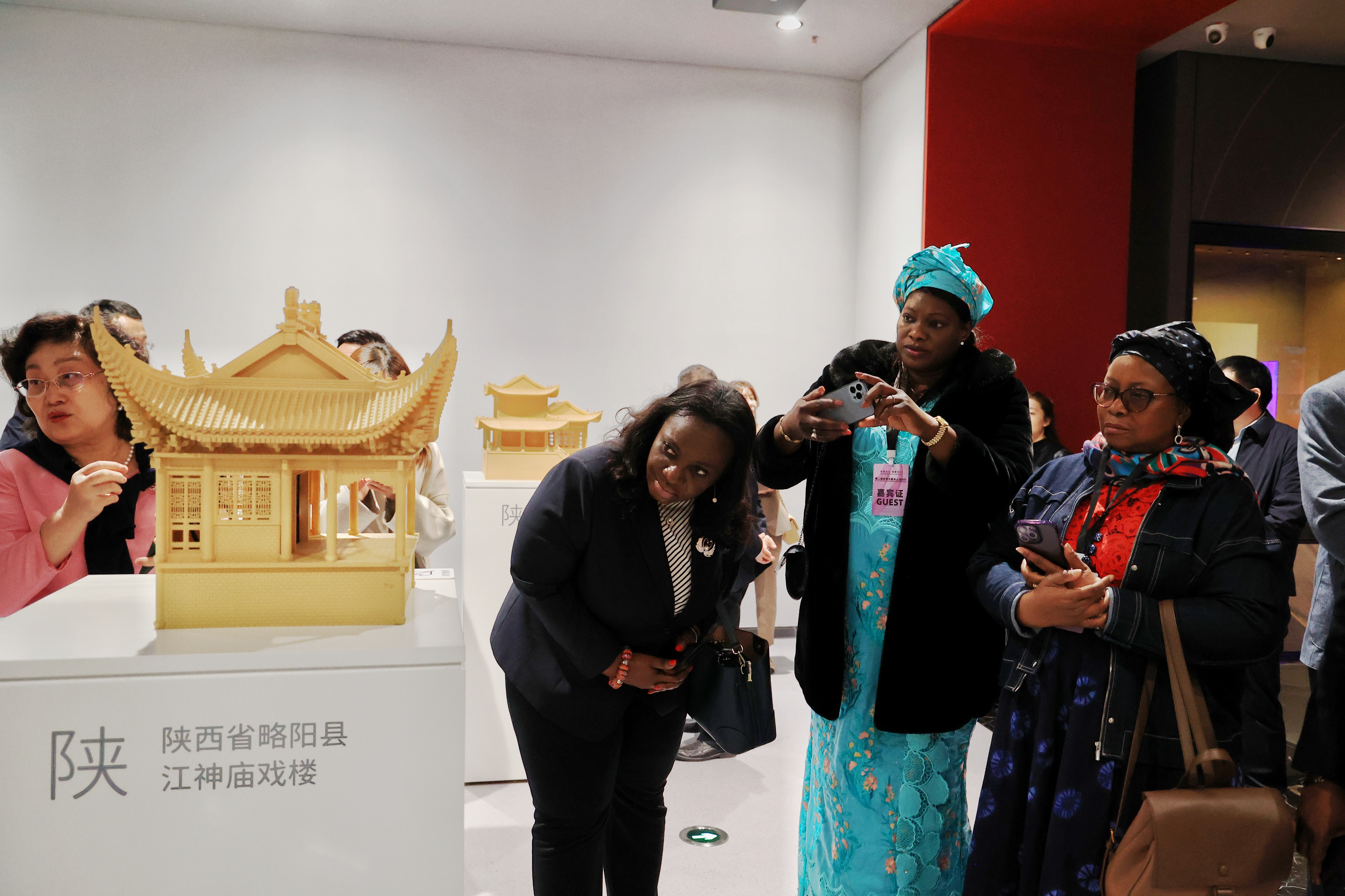 組圖 | 梨園聽秦聲 坊間尋鄉韻 駐華大使夫人在絲路起點遇見美好新城