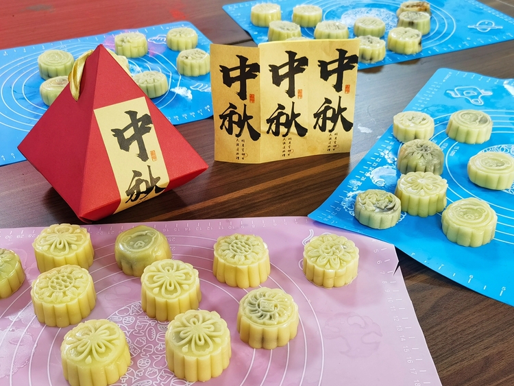保定市满城区开展“浓浓中秋情·巧手做月饼”活动_fororder_精美月饼迎中秋 摄影 何蕊