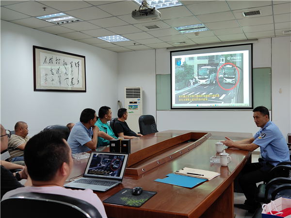 把好“雙節”安全關 重慶江北交巡走進貨運企業開展“中秋節、國慶節”節前安全大檢查_fororder_圖片1