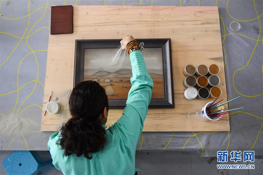 多彩沙画展示草原文化