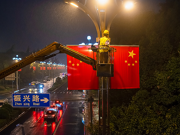 成都市城管委开展2023年国庆节城市氛围营造国旗悬挂工作_fororder_悬挂国旗工作进行中-供图-成都市城管委（2）