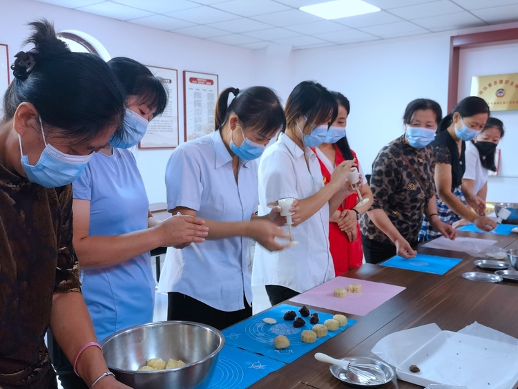 保定市满城区开展“浓浓中秋情·巧手做月饼”活动_fororder_中景社区居民用模子制作月饼 摄影 张宏志
