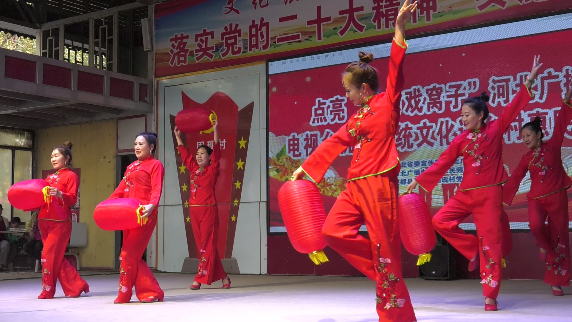 河北望都：“送戏下乡”进农村   文化惠民暖人心_fororder_图5：歌舞表演精彩纷呈。