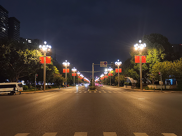 成都市城管委开展2023年国庆节城市氛围营造国旗悬挂工作_fororder_道路灯杆上悬挂国旗-供图-成都市城管委（3）