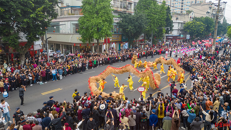 （转载）“草龙”“板凳龙”翘首翻舞 四川彭山非遗巡游拉开帷幕_fororder_未标题-2