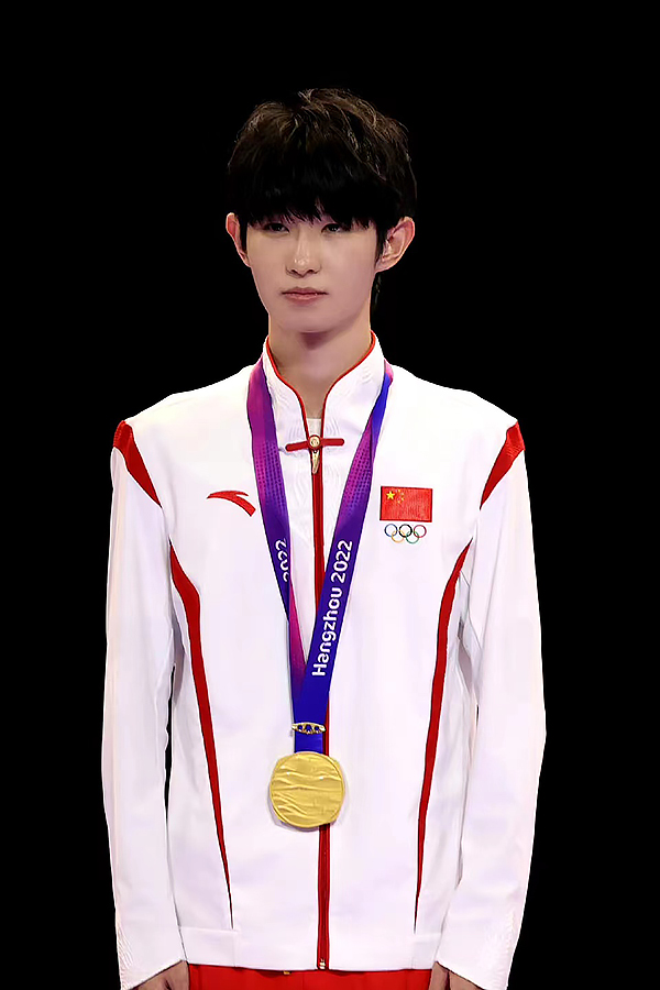 中国队获亚运电竞项目首金 成都高新区选手斩获金牌_fororder_徐必成代表队伍领取金牌-供图-成都AG俱乐部