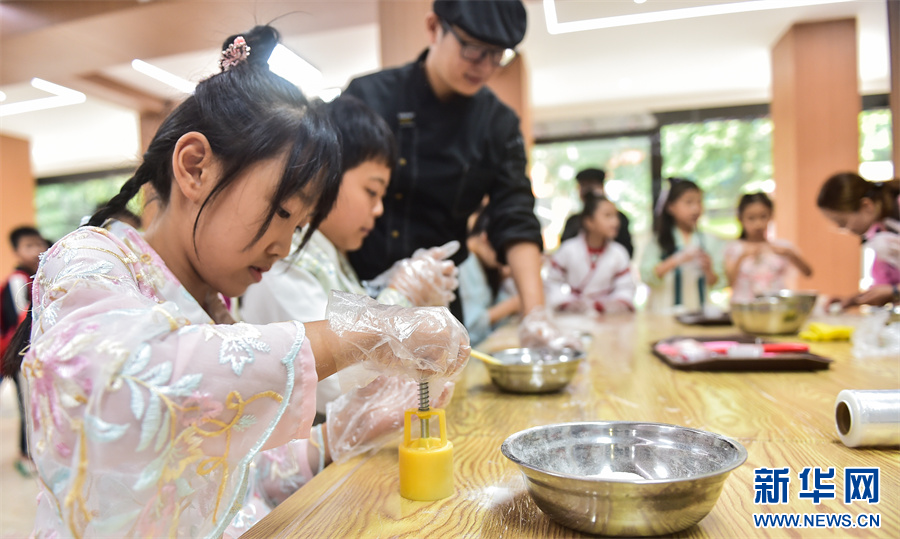 河南洛陽：學做月餅迎中秋