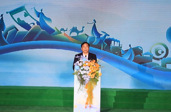 南阳市镇平县委书记艾进德致辞 摄影 王小军南阳市镇平县委书记艾进德