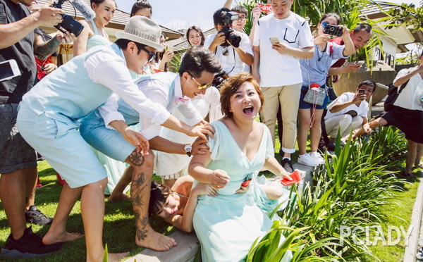 伴娘柳岩被闹 包贝尔伴娘门事件背后有隐情？