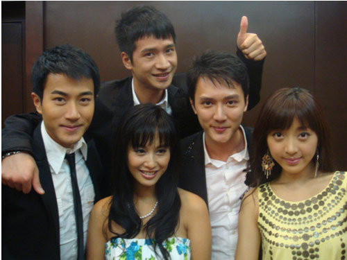 那些年曾与情敌亲密合影的明星们