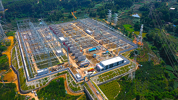 四川电网迎峰度冬首个项目顺利投运_fororder_俯瞰施工中的500千伏乐山南变电站（李云-摄）