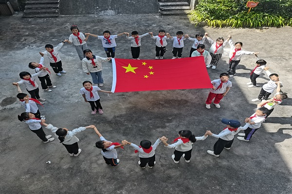 湖南桂东举行升国旗唱国歌暨我与国旗合个影活动喜迎国庆