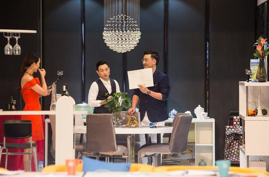 杨威自曝妻子怀二胎 杨云怀双胞胎取名犯难