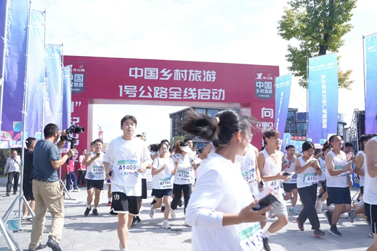 “1”起出发向“黔”进 “中国乡村旅游1号公路”全线启动_fororder_lkg-ZkN-xSByva5ddGF3ql7qqiui1920