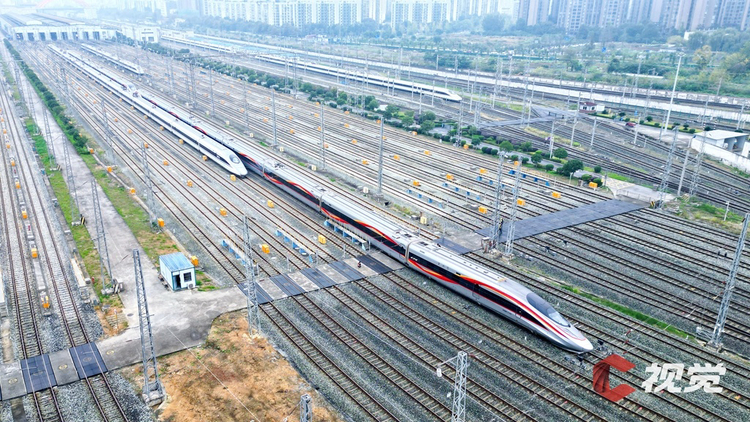 蓉港高铁升级首趟复兴号智能动车组开行