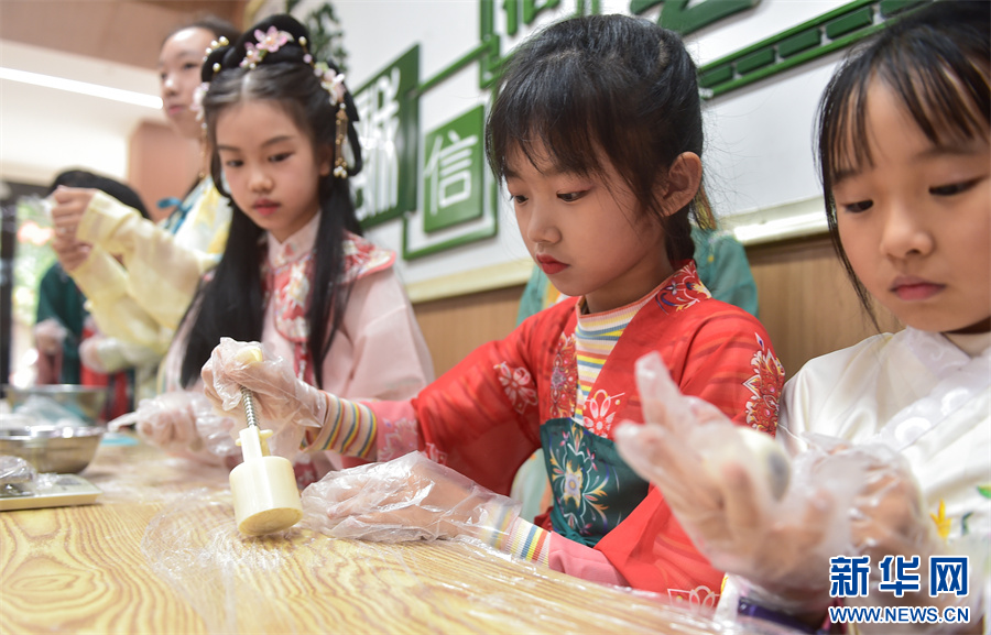 河南洛阳：学做月饼迎中秋