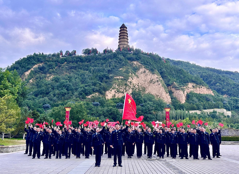 延安市寶塔區市場監管局開展“迎國慶 唱紅歌 創食安”紅歌快閃活動_fororder_圖片1