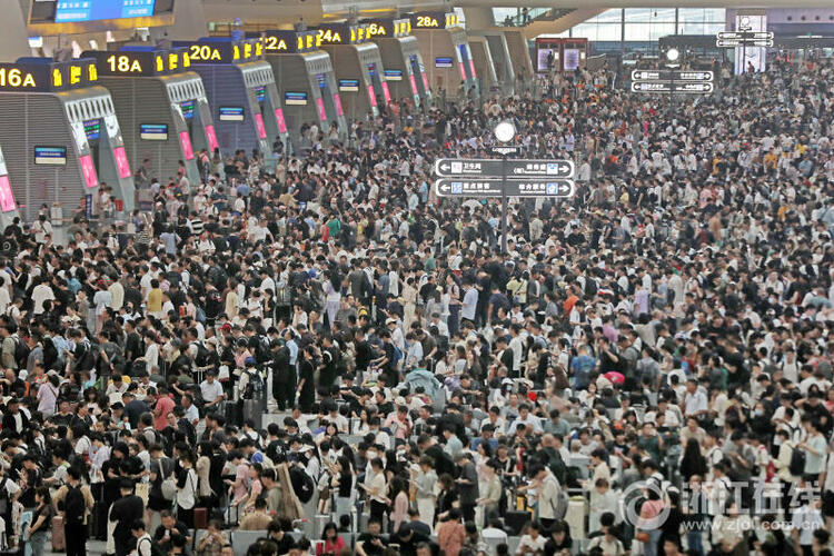 杭州火车东站迎来节前客流高峰_fororder_W020230928404114095219