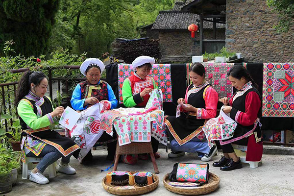 民族团结藏堡秀 雅安市石棉县蟹螺堡子风景秀丽美如画_fororder_尔苏藏族刺绣-供图-石棉县委宣传部