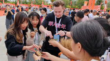 【宜居宜业和美乡村】外国网红解码乡村振兴齐鲁样板_fororder_rBABDGUT_u2ATaVhAAAAAAAAAAA264.750x544