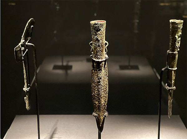 铭文铜矛;最早发现"成都"铭文,出土于四川雅安的虎头纹"成都"铭文铜矛