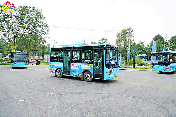 到成都街头走一走｜国庆游彭州 开启“彭派”之旅_fororder_专车大巴-供图--彭州市交通运输局