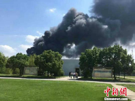 江苏无锡一化工厂突发大火 当地消防出动19车85人救援