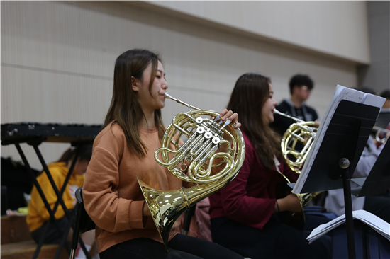 （原創 本網專稿 chinanews帶圖列表 移動版）南京藝術學院交響樂團“週末音樂會”成功舉辦（條目標題）南京藝術學院舉辦“週末音樂會”