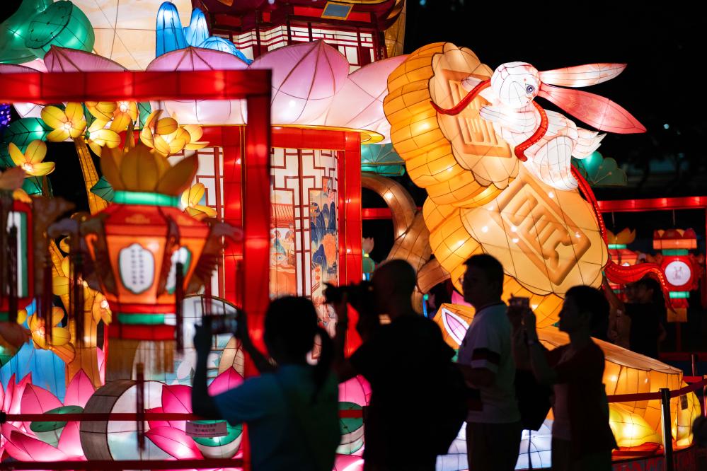 香港中秋节：夜染缤纷 月照团圆