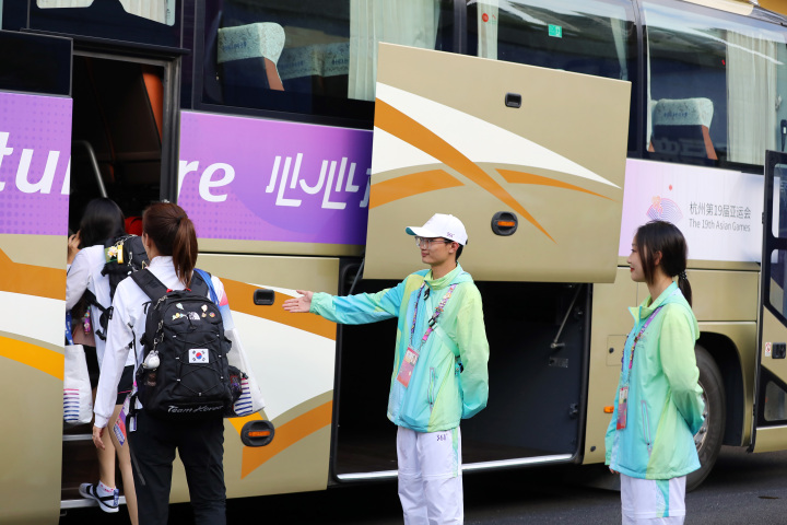 做好服务保障 杭州亚运会工作人员国庆节坚守岗位_fororder_3