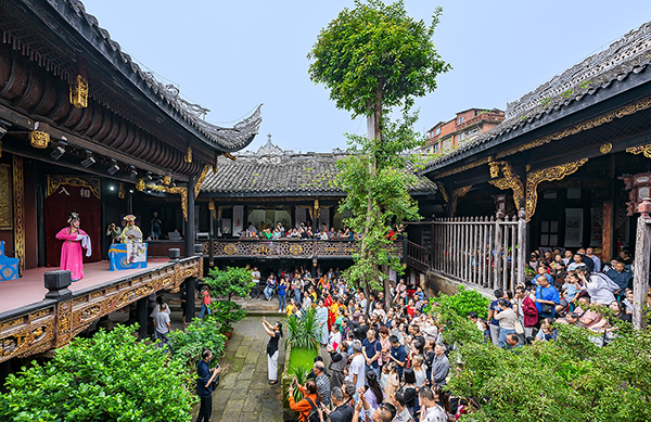 自贡贡井：传承传统民俗文化 欢度中秋国庆双节_fororder_3市民观看川剧演出（摄影-廖志全）