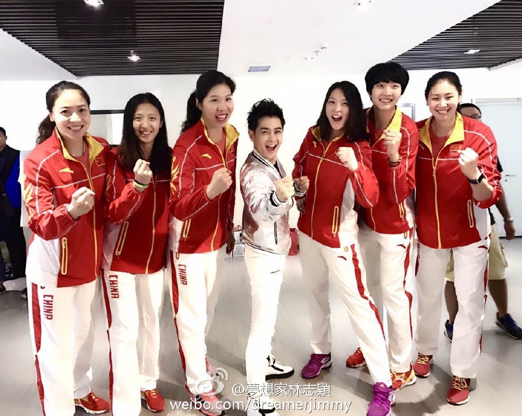 中国女排队员成合影墙 候场不忘狂吃