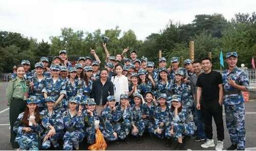 关晓彤班级大合照曝光各个都是俊男美女