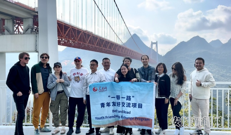 歐亞國家媒體看貴州活動走進安順 首日登壩陵河大橋 夜遊黃果樹