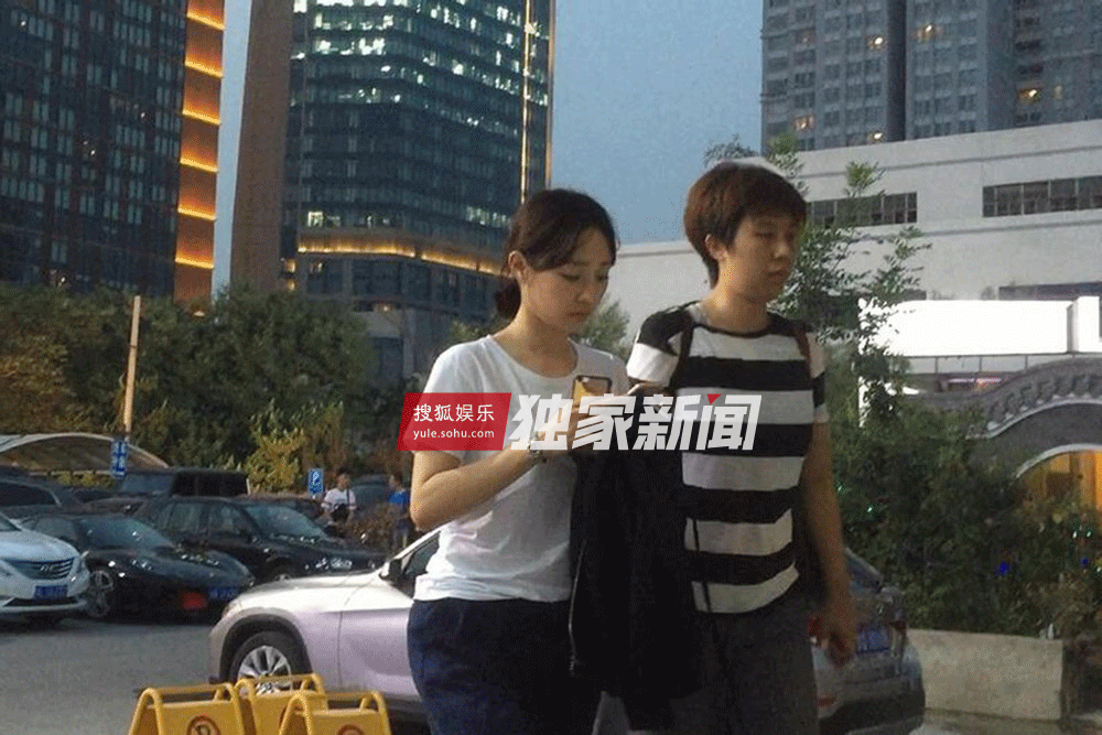 独家：白百何拍戏秒变白领 耿乐西装笔挺显帅气