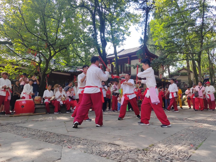 打罗汉、胡公迎案、舞龙 永康方岩民俗活动好热闹_fororder_1696157011319_65194d53ce023a0001cdde3b
