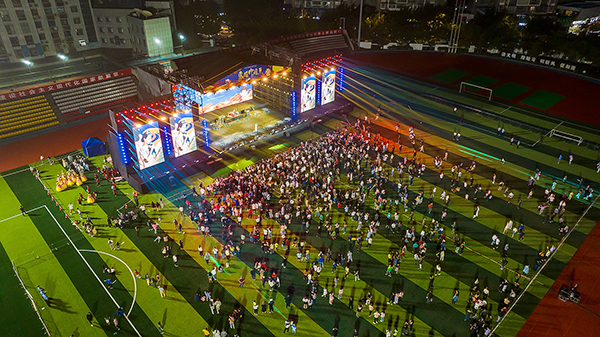 自贡荣县举行迎国庆诵中秋文艺晚会 邀市民共度中秋佳节_fororder_5演出现场（摄影-廖志全）