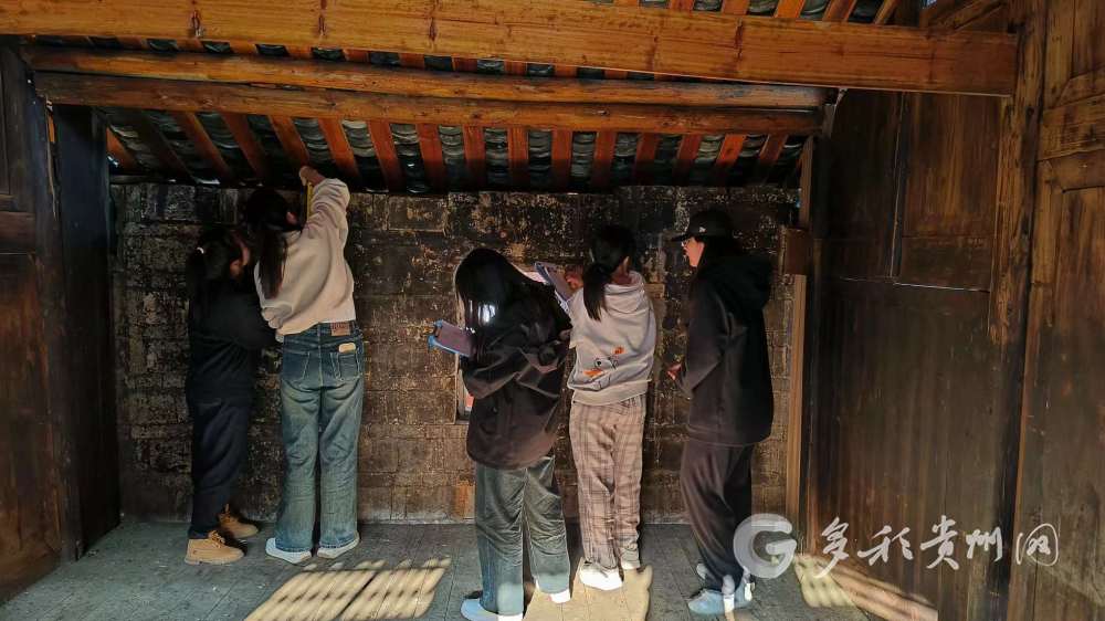 贵州开展梵净山碑刻拓片及云舍典型传统民居测绘工作