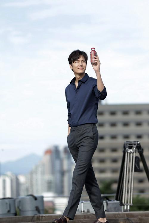 李敏镐广告现场照公开 尽显男神魅力