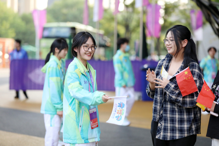 做好服务保障 杭州亚运会工作人员国庆节坚守岗位_fororder_1