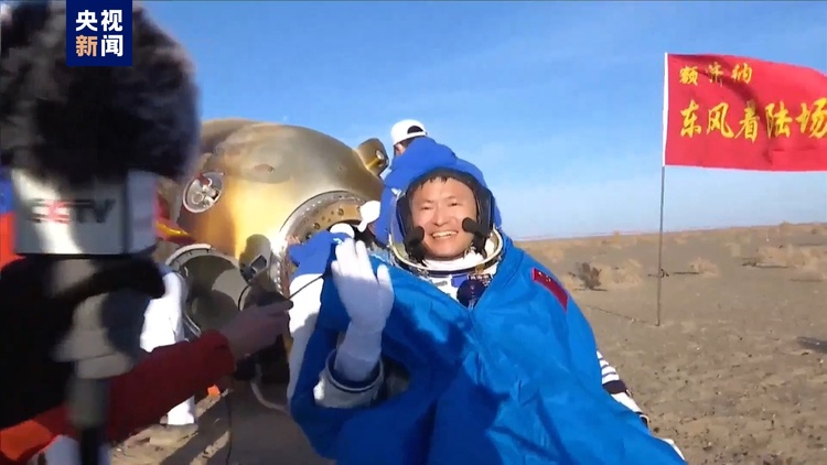 神舟十六号航天员乘组安全顺利出舱 健康状态良好