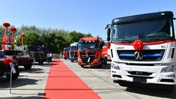 北奔重汽交付42輛消防救援車輛及各類應急救援裝備5000余件套